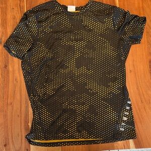 Gymshark Men's Black and Gold Graphic T-Shirt